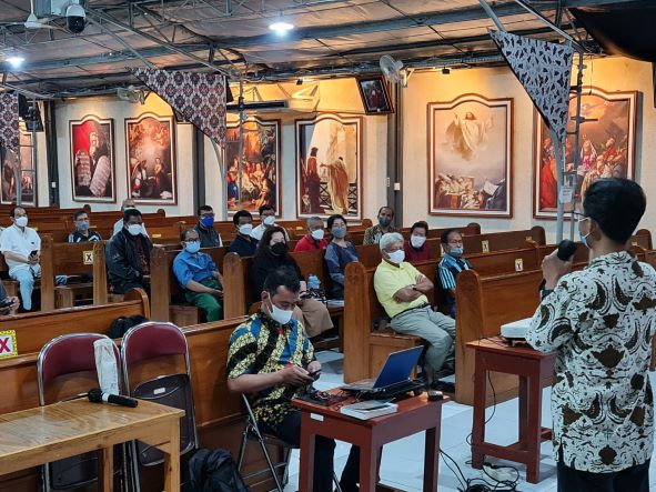 Ketua Prodiakon memberikan materi-pakai